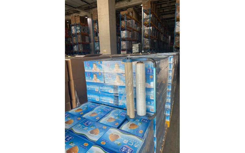 手動纏繞機在水飲行業(yè)應用